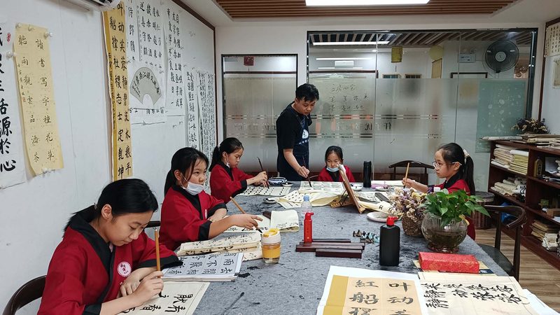 在选择成人教育机构时，要避免以下误区和陷阱：