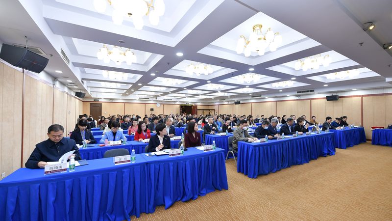 签订电工培训包就业合同时，首先要明确合同内容。合同应包括但不限于以下条款：