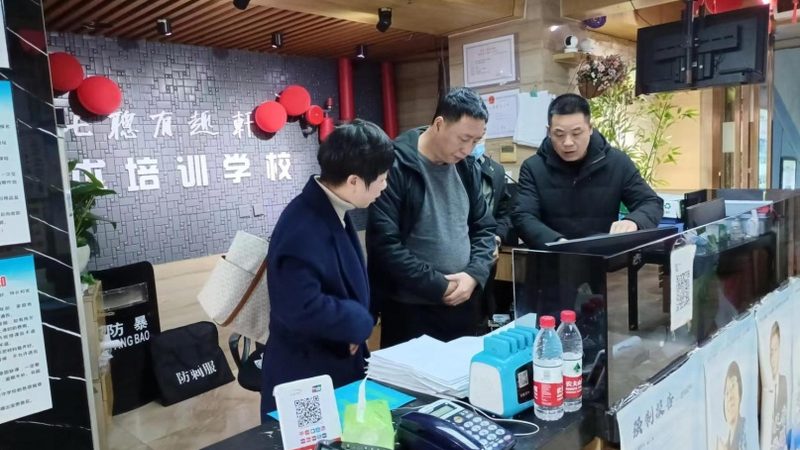 成人学历证报考，如何选择靠谱机构？**